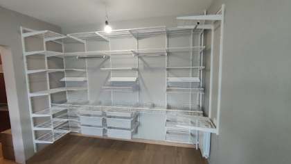 Белая П-образная гардеробная с выдвижными корзинами, ~3×2,3 м, фото 1