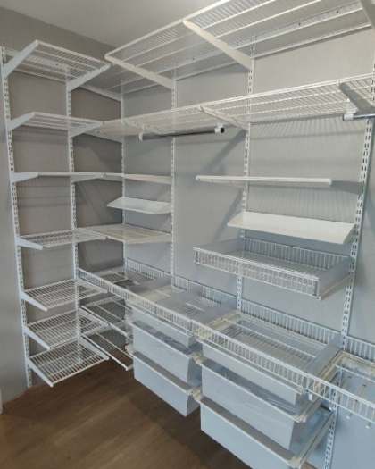 Белая П-образная гардеробная с выдвижными корзинами, ~3×2,3 м, фото 2