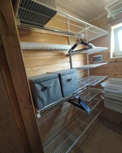 Белая П-образная гардеробная с выдвижными корзинами, ~2×2 м, фото 3