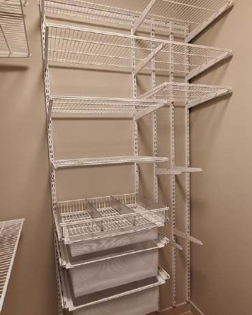 Белая П-образная гардеробная с выдвижными корзинами, ~1,8×2,1 м, фото 1