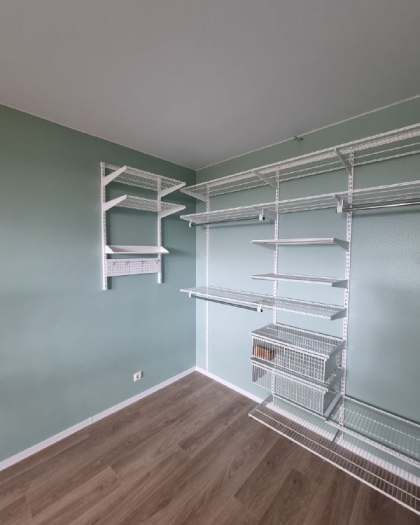 Белая П-образная гардеробная с выдвижными корзинами, ~2,7×2 м, фото 2
