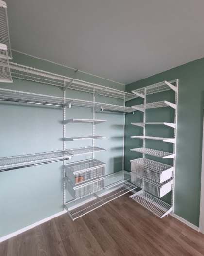 Белая П-образная гардеробная с выдвижными корзинами, ~2,7×2 м, фото 3