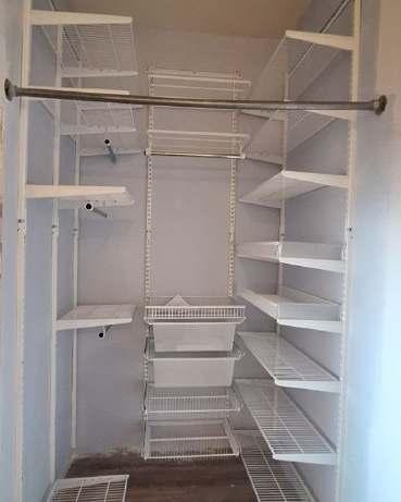 Белая П-образная гардеробная с выдвижными корзинами, ~1,3×2,1 м, фото 1