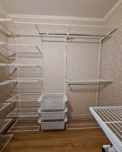 Белая П-образная гардеробная с выдвижными корзинами, ~2,1×2,7 м, фото 1