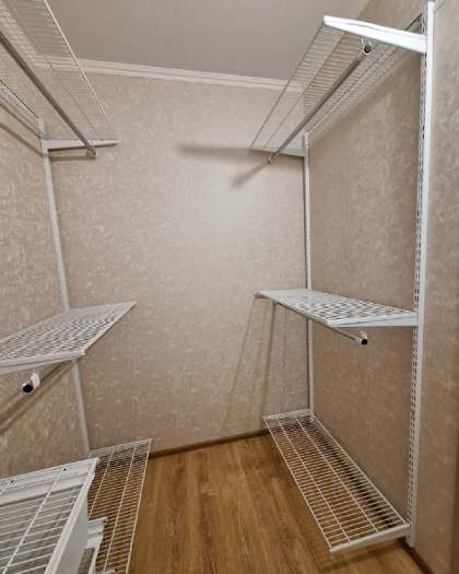 Белая П-образная гардеробная с выдвижными корзинами, ~2,1×2,7 м, фото 2