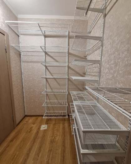 Белая П-образная гардеробная с выдвижными корзинами, ~2,1×2,7 м, фото 3