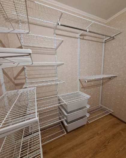 Белая П-образная гардеробная с выдвижными корзинами, ~2,1×2,7 м, фото 4