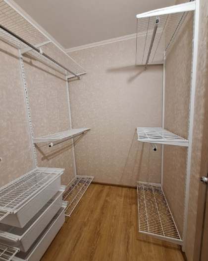 Белая П-образная гардеробная с выдвижными корзинами, ~2,1×2,7 м, фото 5