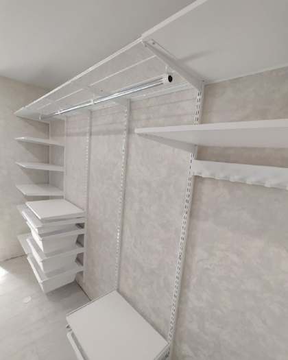 Белая П-образная гардеробная с выдвижными корзинами, ~2,2×3 м, фото 1