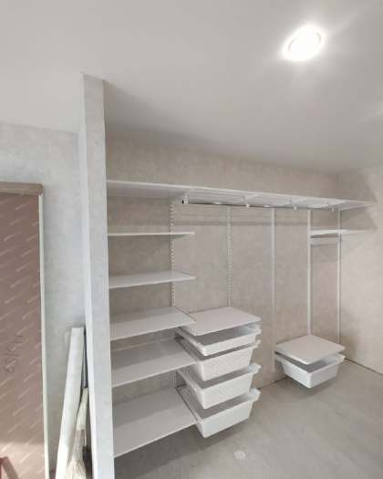 Белая П-образная гардеробная с выдвижными корзинами, ~2,2×3 м, фото 2
