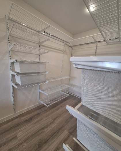 Белая П-образная гардеробная с выдвижными корзинами, ~2,1×2,2 м, фото 2