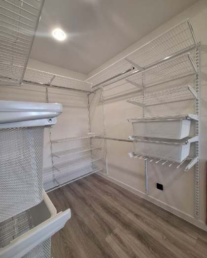 Белая П-образная гардеробная с выдвижными корзинами, ~2,1×2,2 м, фото 3