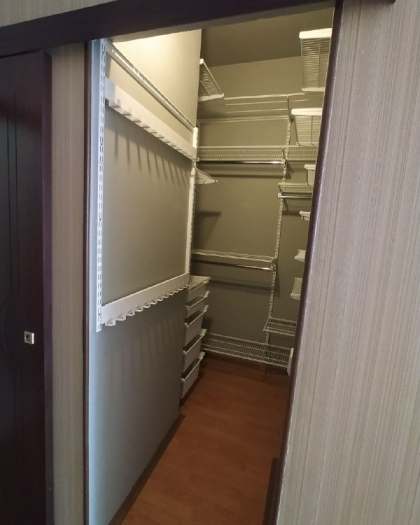 Белая П-образная гардеробная с выдвижными корзинами, фото 1
