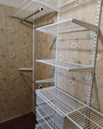 Белая П-образная гардеробная с выдвижными корзинами, ~1,5×1,4 м, фото 1