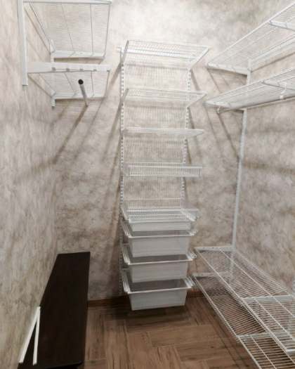 Белая П-образная гардеробная с выдвижными корзинами, ~1,8×2,1 м, фото 2