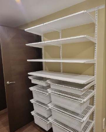 Белая П-образная гардеробная с выдвижными корзинами, ~1,8×2,7 м, фото 2