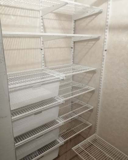 Белая П-образная гардеробная с выдвижными корзинами, ~1,1×1,6 м, фото 1