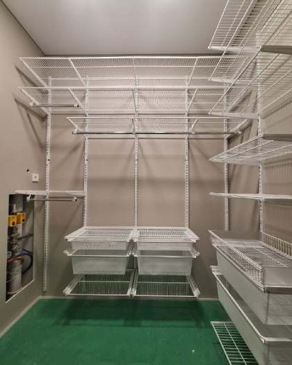 Белая П-образная гардеробная с выдвижными корзинами, ~2,2×1,8 м, фото 1