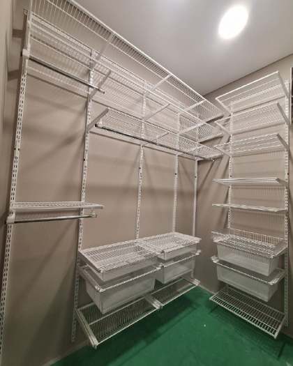 Белая П-образная гардеробная с выдвижными корзинами, ~2,2×1,8 м, фото 2