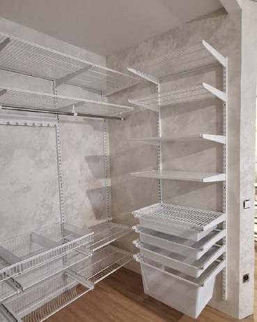 Белая П-образная гардеробная с выдвижными корзинами, ~2,5×2,1 м, фото 1