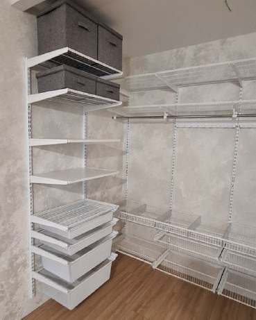 Белая П-образная гардеробная с выдвижными корзинами, ~2,5×2,1 м, фото 3