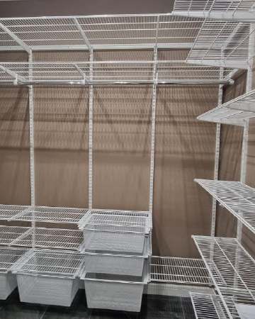 Белая П-образная гардеробная с выдвижными корзинами, ~2,7×1,8 м, фото 2