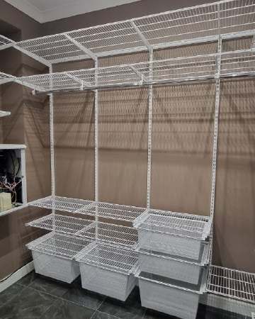 Белая П-образная гардеробная с выдвижными корзинами, ~2,7×1,8 м, фото 3
