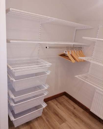Белая П-образная гардеробная с выдвижными корзинами, ~1,9×2,4 м, фото 1