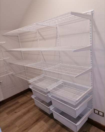 Белая П-образная гардеробная с выдвижными корзинами, ~1,9×2,4 м, фото 2
