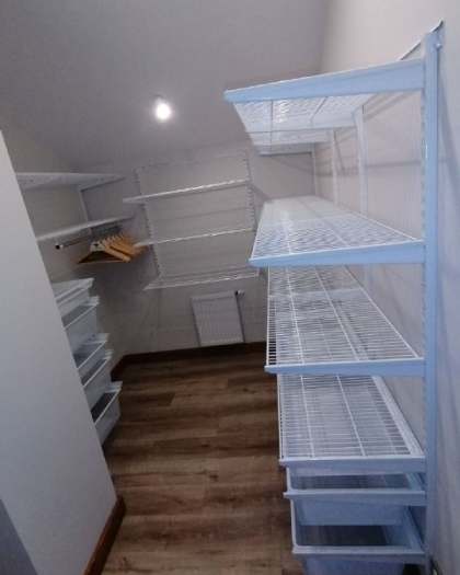 Белая П-образная гардеробная с выдвижными корзинами, ~1,9×2,4 м, фото 3