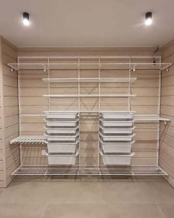 Белая П-образная гардеробная с выдвижными корзинами, ~2,8×2,3 м, фото 4