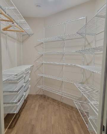 Белая П-образная гардеробная с выдвижными корзинами, ~1,9×2,8 м, фото 1