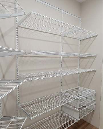 Белая П-образная гардеробная с выдвижными корзинами, ~1,9×2,8 м, фото 3