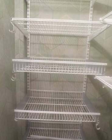 Белая П-образная гардеробная с выдвижными корзинами, ~0,9×1,4 м, фото 1