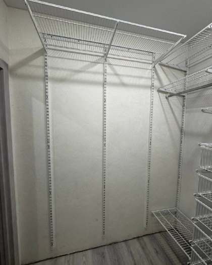 Белая П-образная гардеробная с выдвижными корзинами, ~1,5×2 м, фото 3