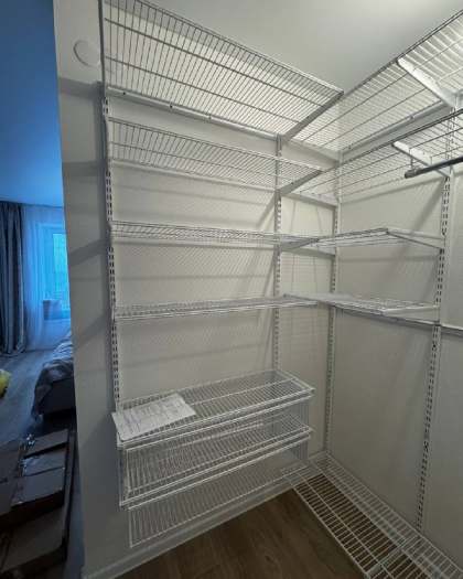 Белая П-образная гардеробная с выдвижными корзинами, ~2,4×1,8 м, фото 2