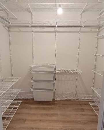 Белая П-образная гардеробная с выдвижными корзинами, ~2,4×2 м, фото 1