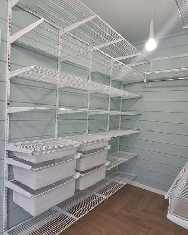 Белая П-образная гардеробная с выдвижными корзинами, ~1,8×2,7 м, фото 1