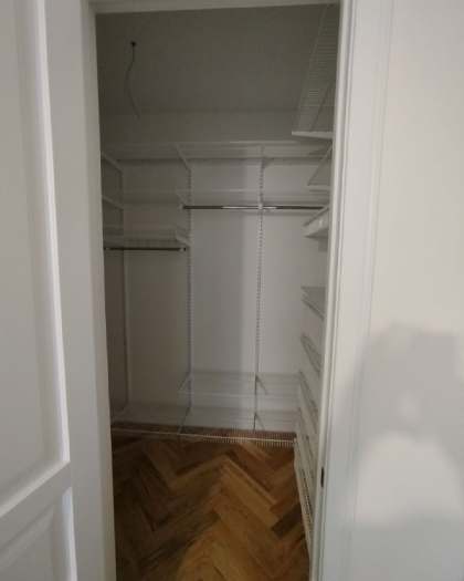 Белая П-образная гардеробная с выдвижными корзинами, ~1,9×2 м, фото 1