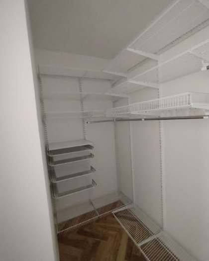 Белая П-образная гардеробная с выдвижными корзинами, ~1,9×2 м, фото 2