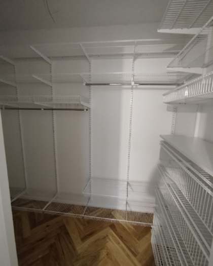 Белая П-образная гардеробная с выдвижными корзинами, ~1,9×2 м, фото 3