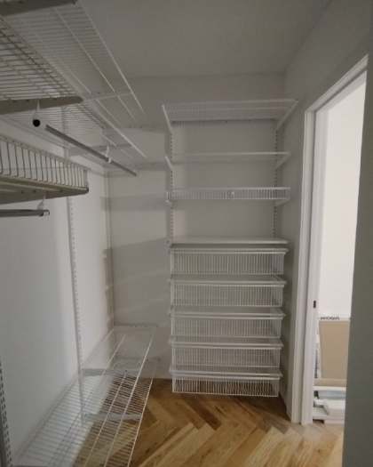 Белая П-образная гардеробная с выдвижными корзинами, ~1,9×2 м, фото 4