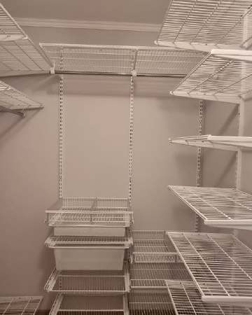 Белая П-образная гардеробная с выдвижными корзинами, ~1,3×1,8 м, фото 2