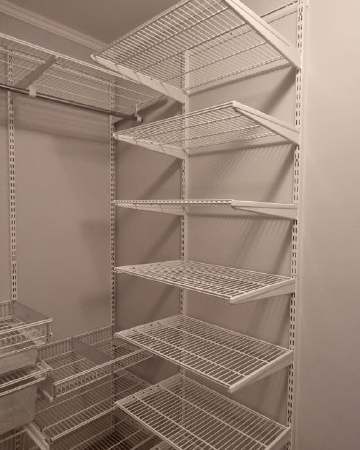 Белая П-образная гардеробная с выдвижными корзинами, ~1,3×1,8 м, фото 3