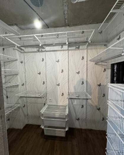 Белая П-образная гардеробная с выдвижными корзинами, ~2,1×2,2 м, фото 1