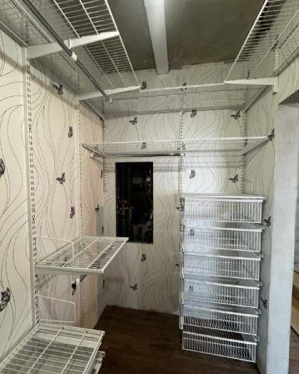 Белая П-образная гардеробная с выдвижными корзинами, ~2,1×2,2 м, фото 3