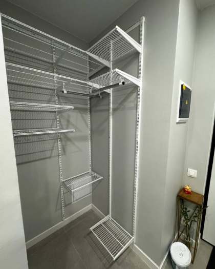 Белая П-образная гардеробная с выдвижными корзинами, ~1,2×1,6 м, фото 1