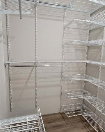 Белая П-образная гардеробная с выдвижными корзинами, ~2×2,4 м, фото 2