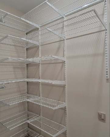 Белая П-образная гардеробная с выдвижными корзинами, ~2×2,4 м, фото 3