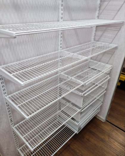 Белая П-образная гардеробная с выдвижными корзинами, ~2,7×1,8 м, фото 3